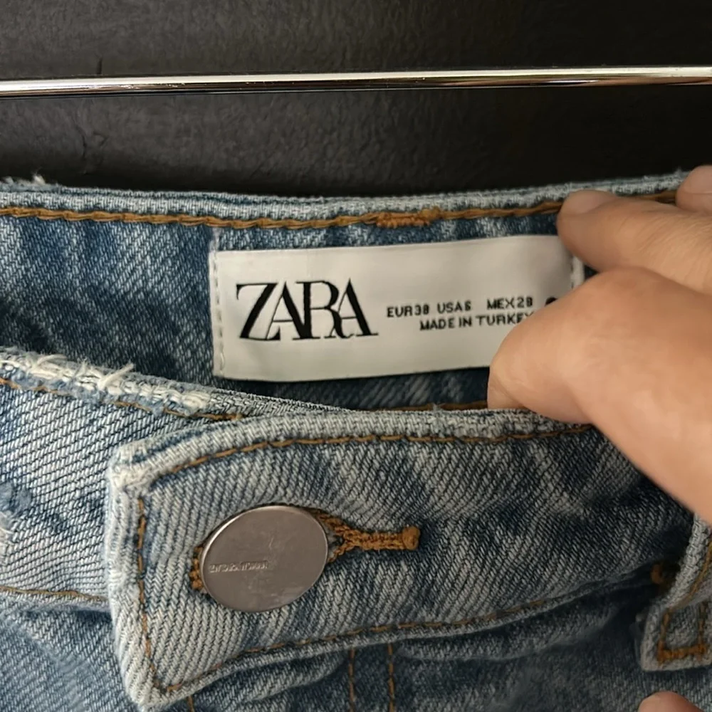 Zara Distressed Embellished High Rise Mom Short. Size S - Picture 4 of 10